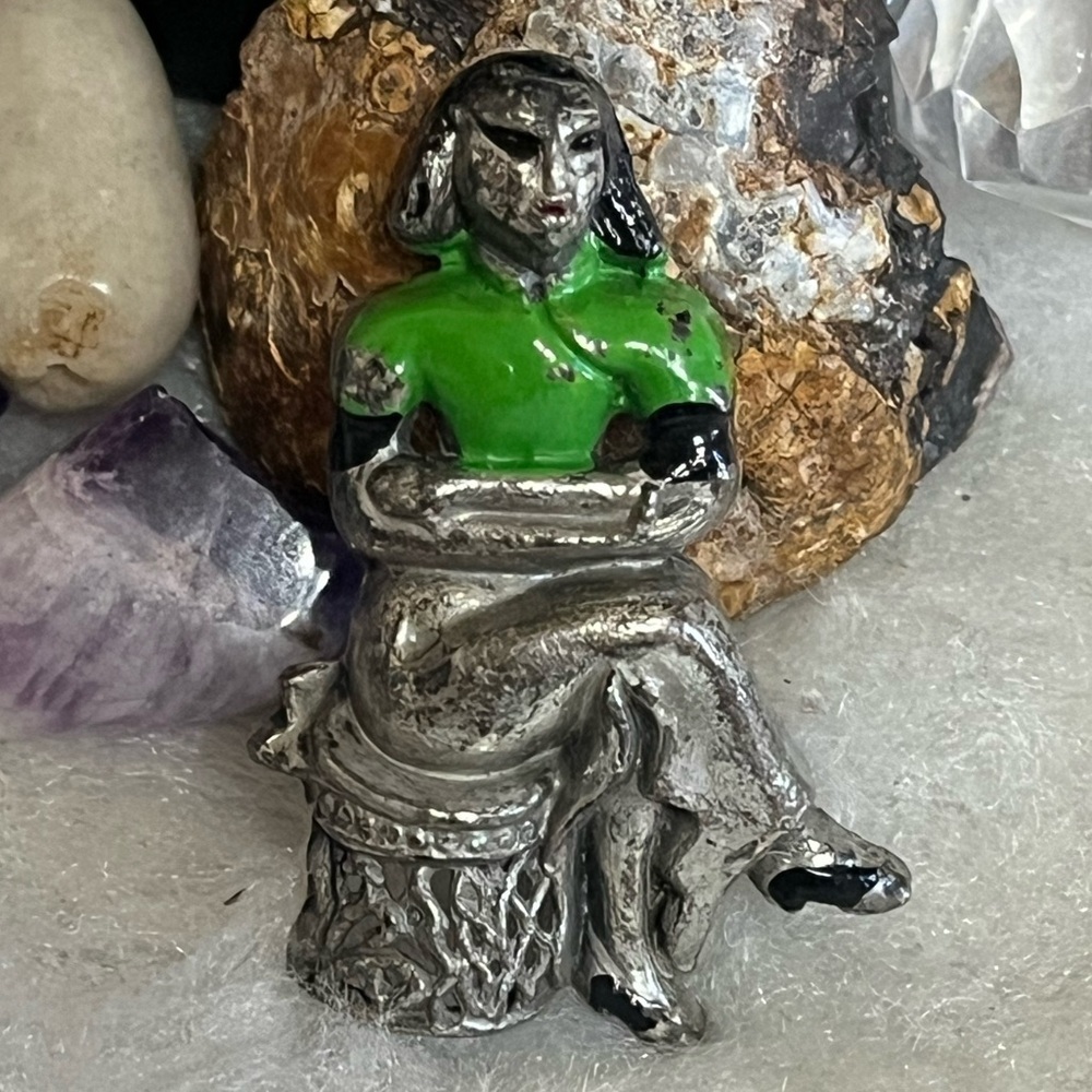 Old Sitting Lady Crossed Arms Brooch